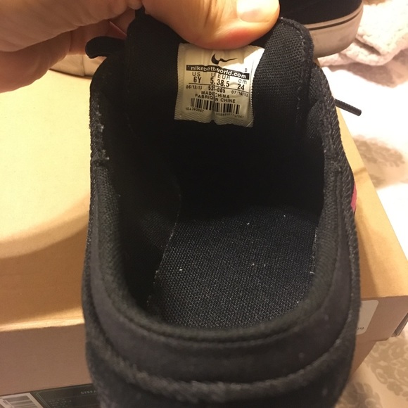 Nikes - Picture 4 of 4